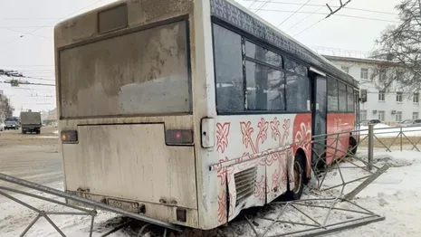 Во Владимире автобус №53 снес металлический забор
