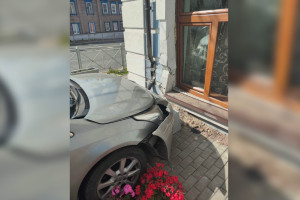 Во Владимире иномарка въехала в стену отеля