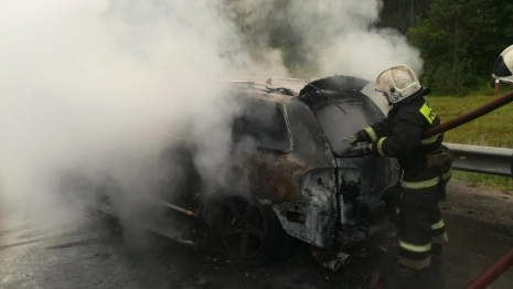 Иномарка вспыхнула на трассе М-7 во Владимирской области