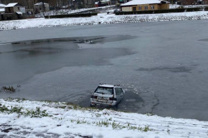 В Александрове легковушка с водителем оказались в реке