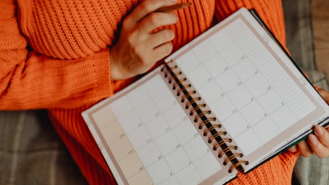 Февральские праздники: как будут работать МФЦ, почта и больницы