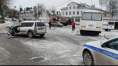 Пострадавших в ДТП с автобусом в Александрове двоих взрослых и ребенка увезли в больницу