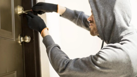 В Юрьев-Польском хозяйка квартиры задержала 44-летнего пьяного грабителя