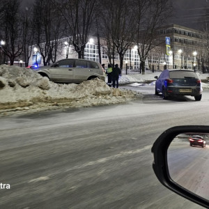 Во Владимире около госуниверситета легковушка вылетела в сугроб 