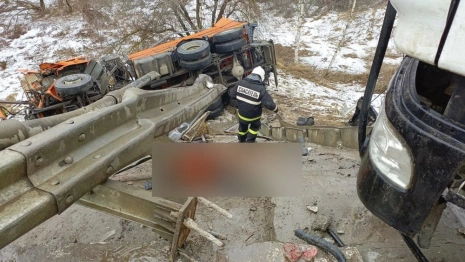 Пассажир мусоровоза и дорожный рабочий погибли в ДТП с 2 большегрузами под Камешково