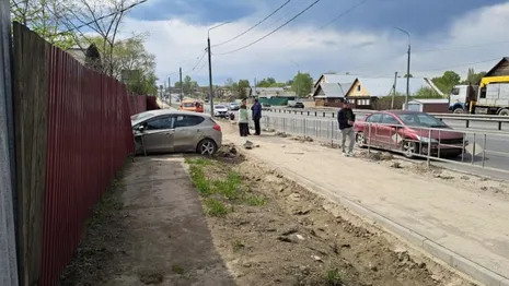 Во Владимирской области автомобилист врезался в забор около дома после аварии