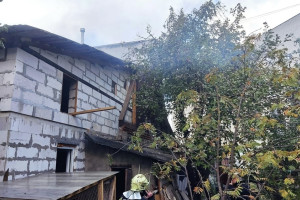 Во Владимире 20 спасателей съехались к горящему частному дому