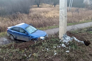 Под Александровом автомобиль врезался в опору ЛЭП