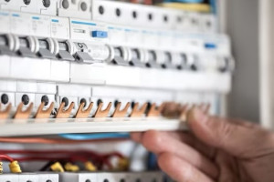 Во Владимире электрик упал с 4-метровой высоты и переломал кости