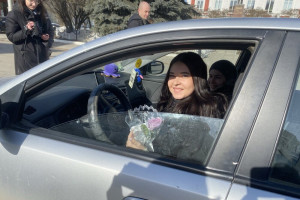 Во Владимире сотрудники ДПС останавливали машины и дарили женщинам цветы