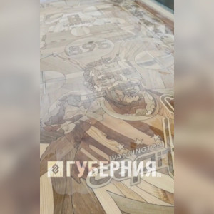 Отец и сын из Суздальского района смастерили деревянный стол для хоккеиста Овечкина