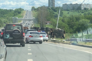Во Владимире на Пекинке перевернулся самосвал