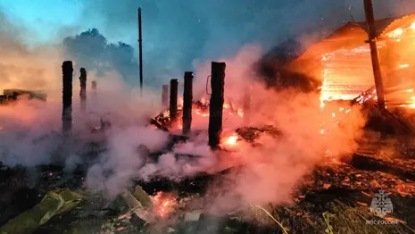 Во Владимирской области мощный пожар охватил два частных дома