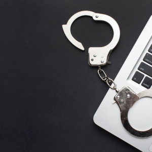 В Коврове спасатели пришли на помощь закованной в наручники девушке