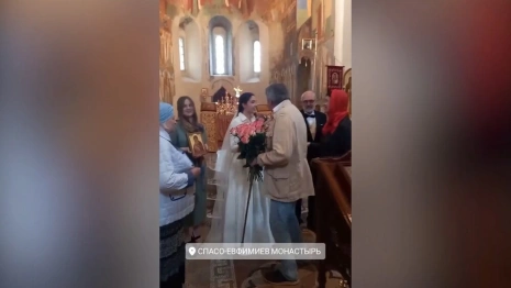 Что известно о тайном венчании телеведущего Гордона с 20-летней студенткой в Суздале?