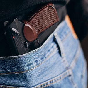 В Собинке мужчина с пневматическим пистолетом и угрожал охраннику в детском саду