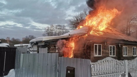 В деревне под Гусь-Хрустальным пожар охватил 200 кв. м. в частном доме