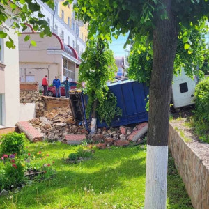 В центре Владимира перевернулся МАЗ