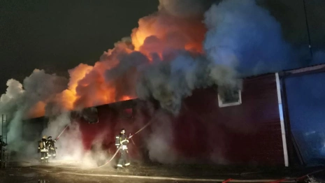 Во Владимирской области горит крупное мебельное производство
