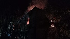 В Струнино спасатели 7,5 часов тушили пожар в расселенном доме