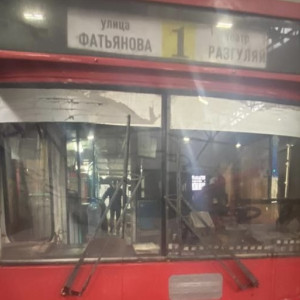 Провалившаяся в люк пассажирка троллейбуса сломала ногу и получила геморрагический шок