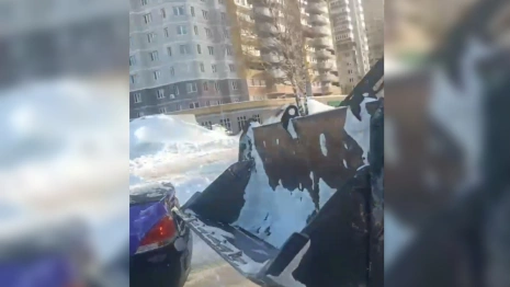 Во Владимире снегоуборочный трактор въехал в легковушку автошколы