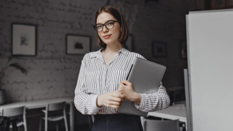 Самой востребованной профессией у зумеров в России стал менеджер по продажам