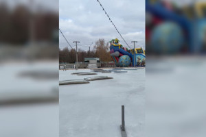 Во Владимире начали заливать каток в Добросельском парке