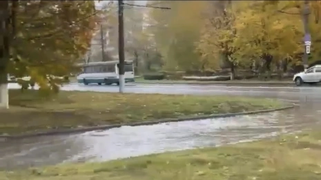 Во Владимире на Суздальском проспекте разлилась гигантская лужа