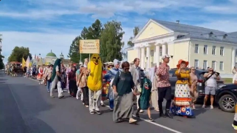 «Парад ряженых подневольных». Суздальцы раскритиковали костюмированное шествие