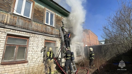 Из горящего дома в Коврове эвакуировали 3 взрослых и 2 детей