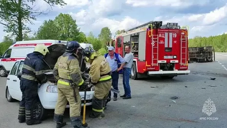В Гусь-Хрустальном водитель и пассажир застряли в авто после столкновения с фурой