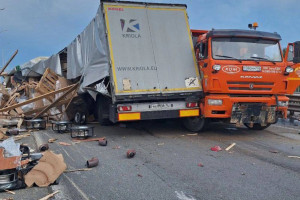 Во Владимирской области фура столкнулась с грузовиками дорожников
