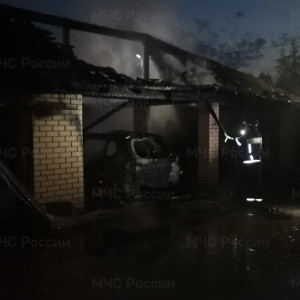 В деревне под Владимиром загорелись машины и частный дом