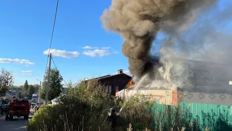 В поселке Мелехово под Ковровом мощный пожар охватил частный дом