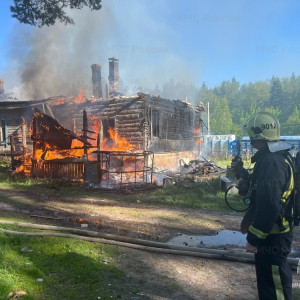 Во владимирском микрорайоне Юрьевец загорелся заброшенный дом
