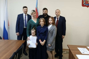Трем семьям из сел Ковровского района подарили сертификаты на покупку жилья 