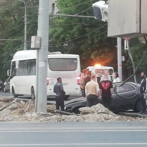 Во Владимире иномарка влетела в перекопанную площадь Победы