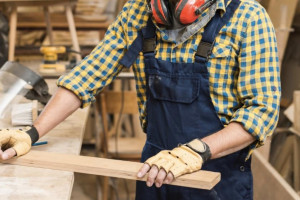 Во Владимире проработавшего три месяца столяра «кинули» на зарплату