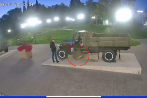 Дети сломали «полуторку» в сквере «Патриот» во Владимире