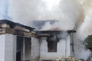 В Судогодском районе мощный пожар охватил кирпичный дом