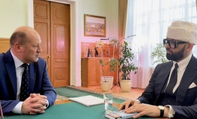 Известный блогер пообещал купить машину для бойцов СВО после поездки на Ferrari по набережной