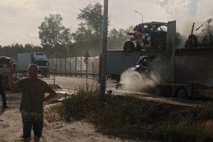 В Петушинском районе загорелся перевозивший легковушки грузовик