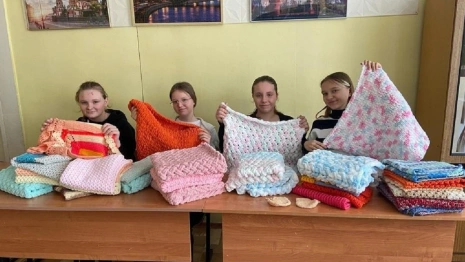 Суздальские школьники связали вещи для крошечных детей
