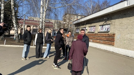 В поселке Вольгинский волонтеры начали раздавать воду
