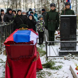 Похороны 40-летнего бойца СВО в Меленках прошли с воинским салютом