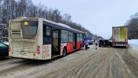 Во Владимире иномарка влетела в автобус 20-го маршрута
