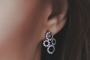 В Покрове мужчина сорвал серьги с ушей незнакомки