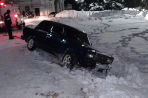 Во Владимире «семерка» улетела в фонтан в парке 850-летия