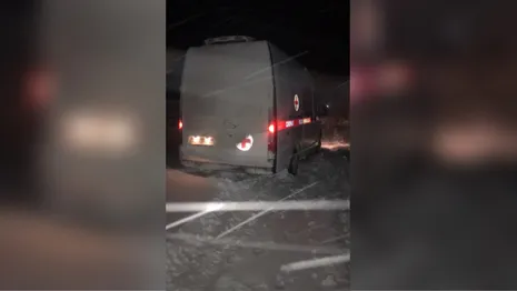 Во Владимире в снегу застряла спешившая на вызов к ребенку скорая